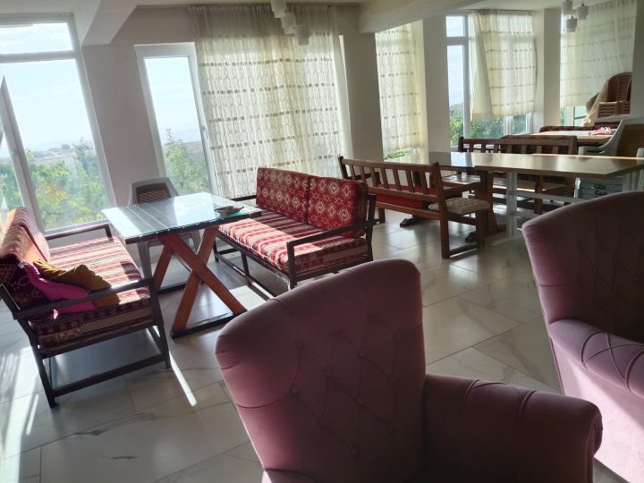 Elmadağ Piknik'te aydınlık yemek salonu