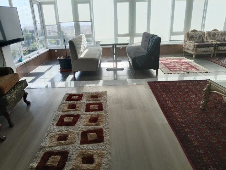 Elmadağ Piknik'te cam cepheli salon
