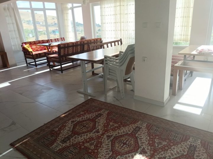 Elmadağ Piknik'te geniş yemek salonu