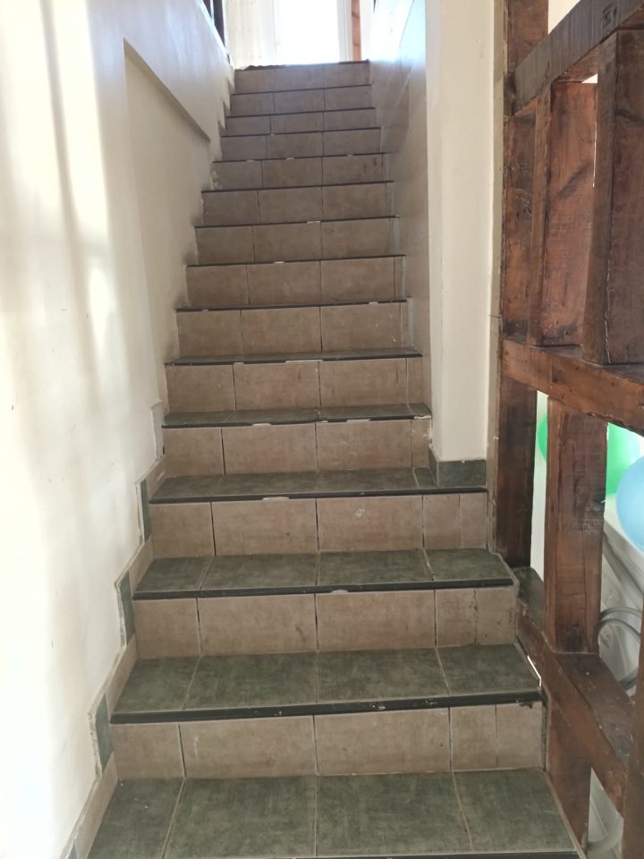Elmadağ Piknik villa iç merdiveni