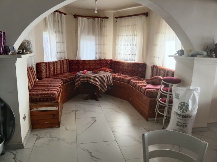 Elmadağ Piknik salonunda kemerli oturma köşesi