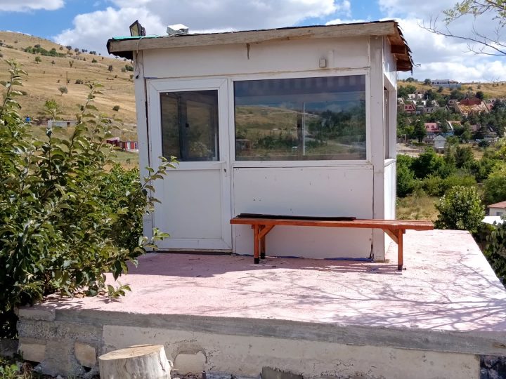 Elmadağ Piknik'te manzaralı bahçe kulübesi