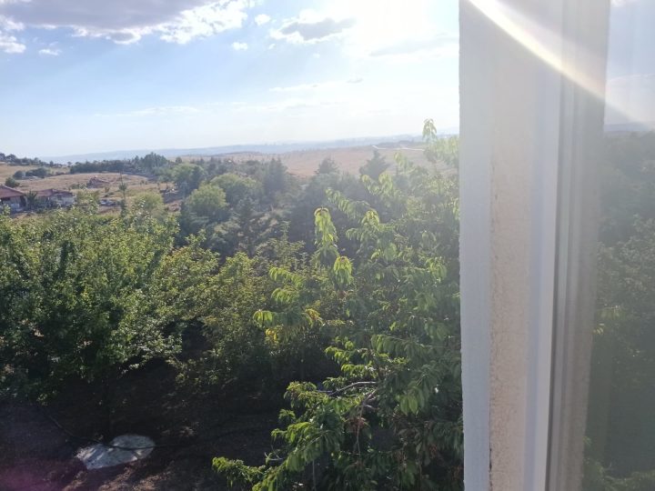 Elmadağ Piknik'te pencereden bahçe manzarası