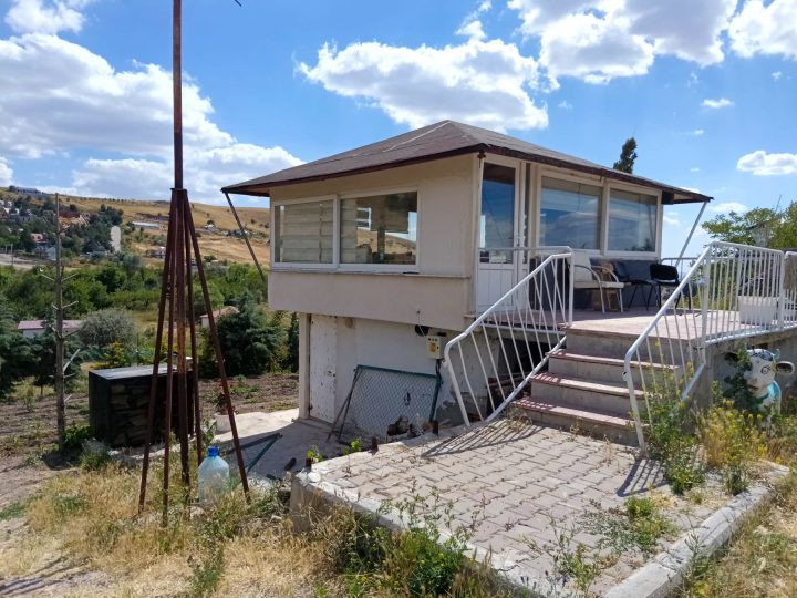Elmadağ Piknik'te tepeye bakan seyir terası