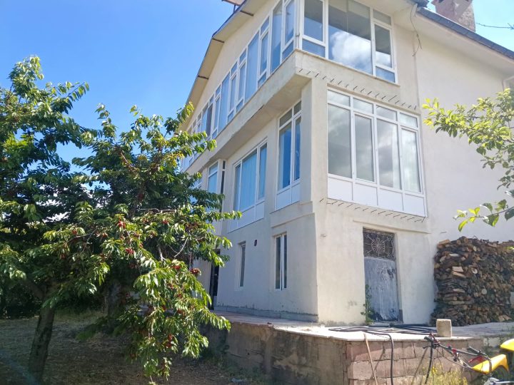 Elmadağ Piknik villa dış cephesi ve kiraz ağacı
