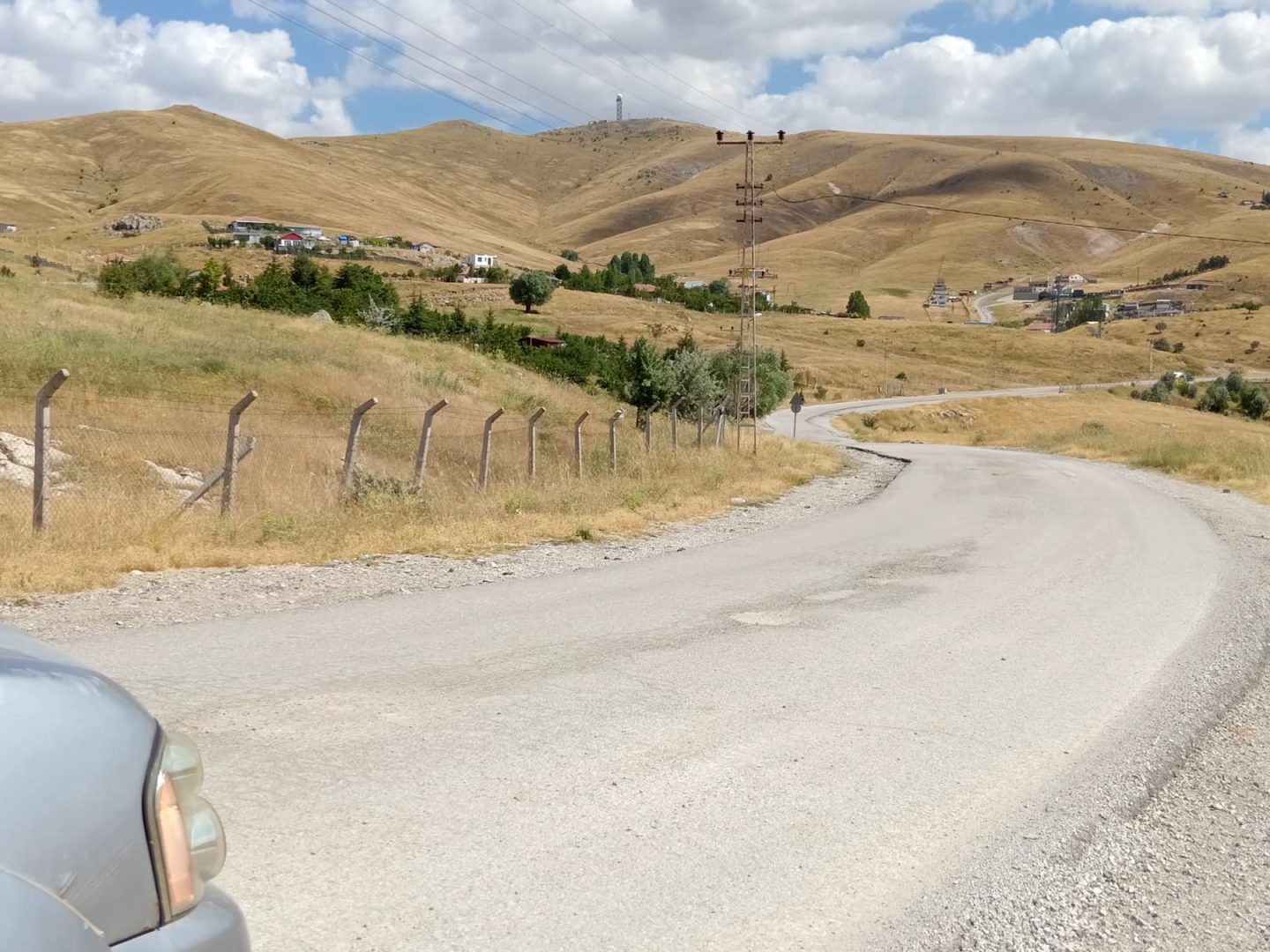 Yakupabdal tepelerinden Elmadağ Piknik'e giden yol